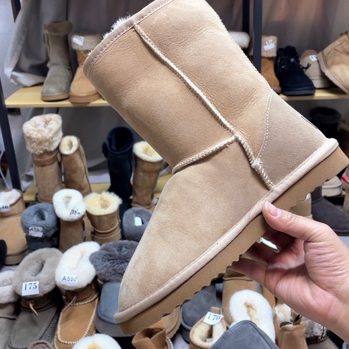 39码沙色中通一双鞋子