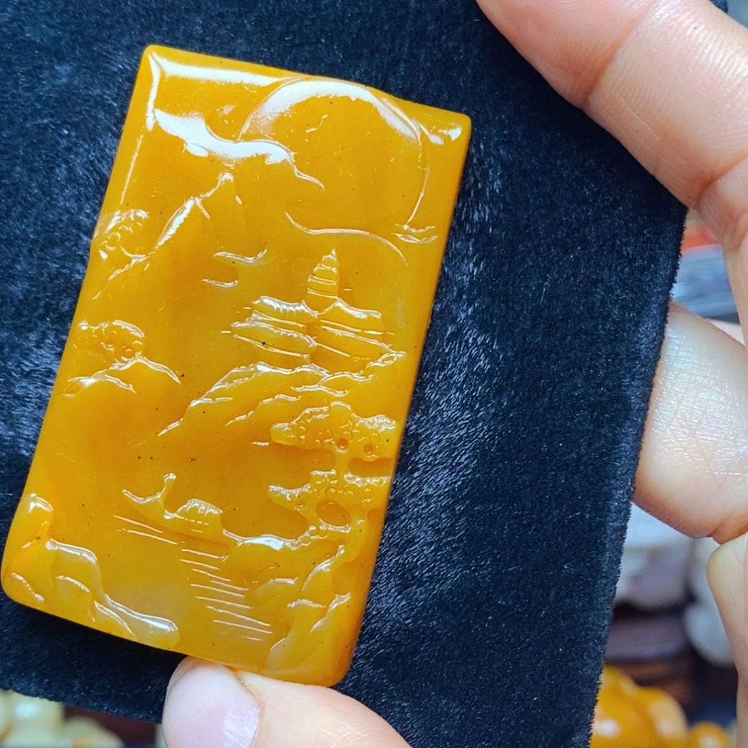 未镶嵌石英质玉（黄龙玉）颈饰