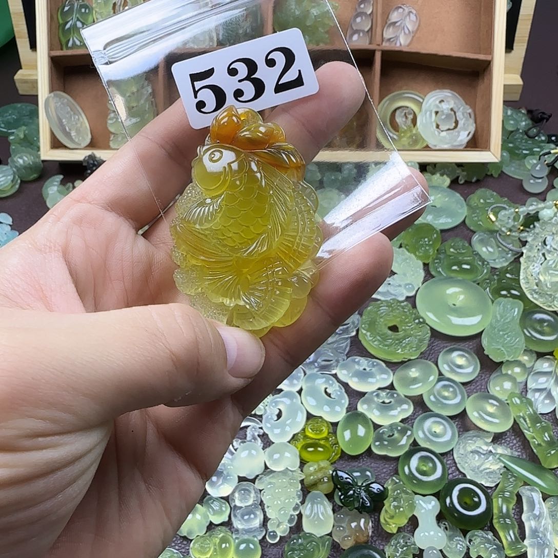 榕***曦蛇纹石玉未镶嵌岫玉吊坠