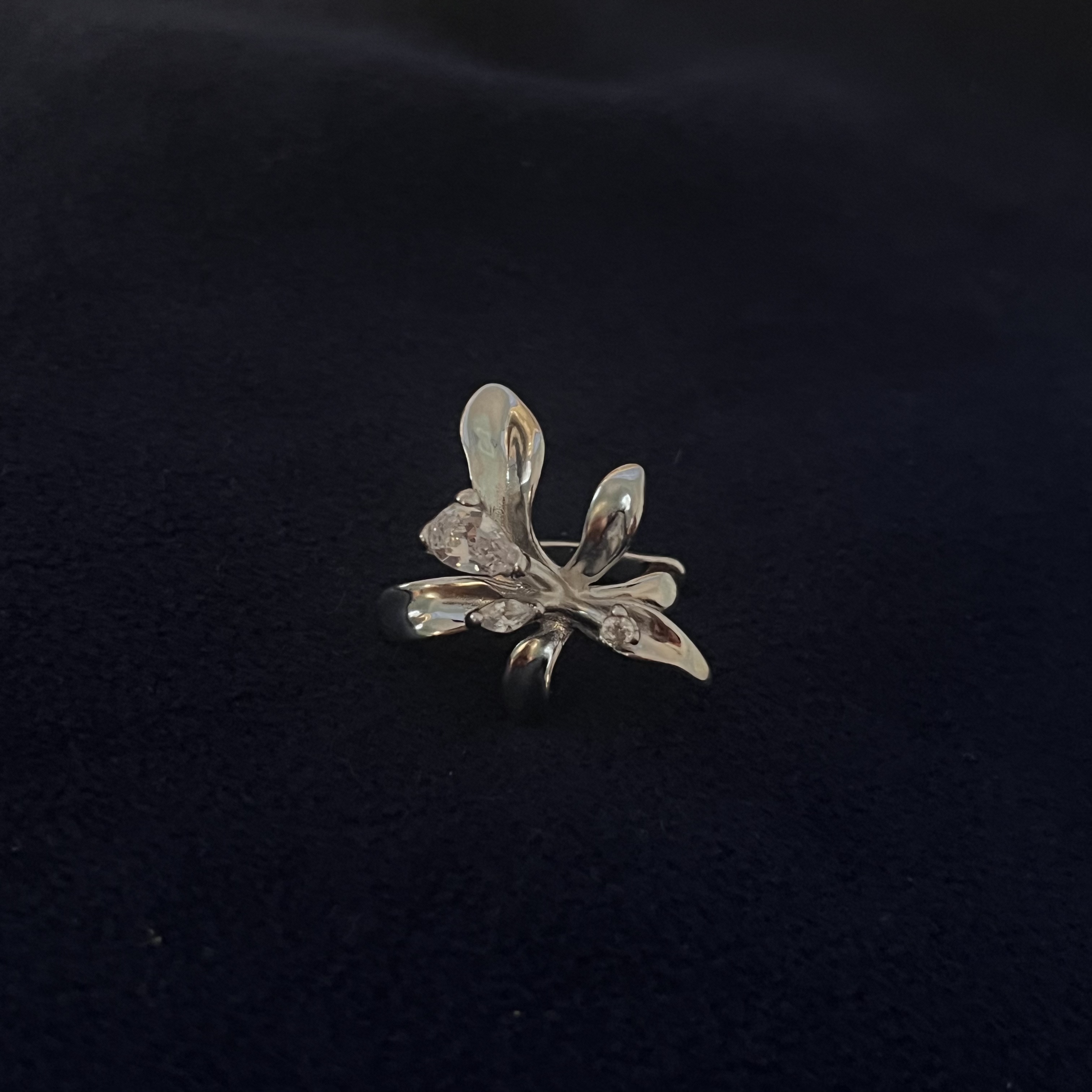 925银合成锆石耳饰 E26037 白锆花朵枝条耳夹耳骨夹 单只