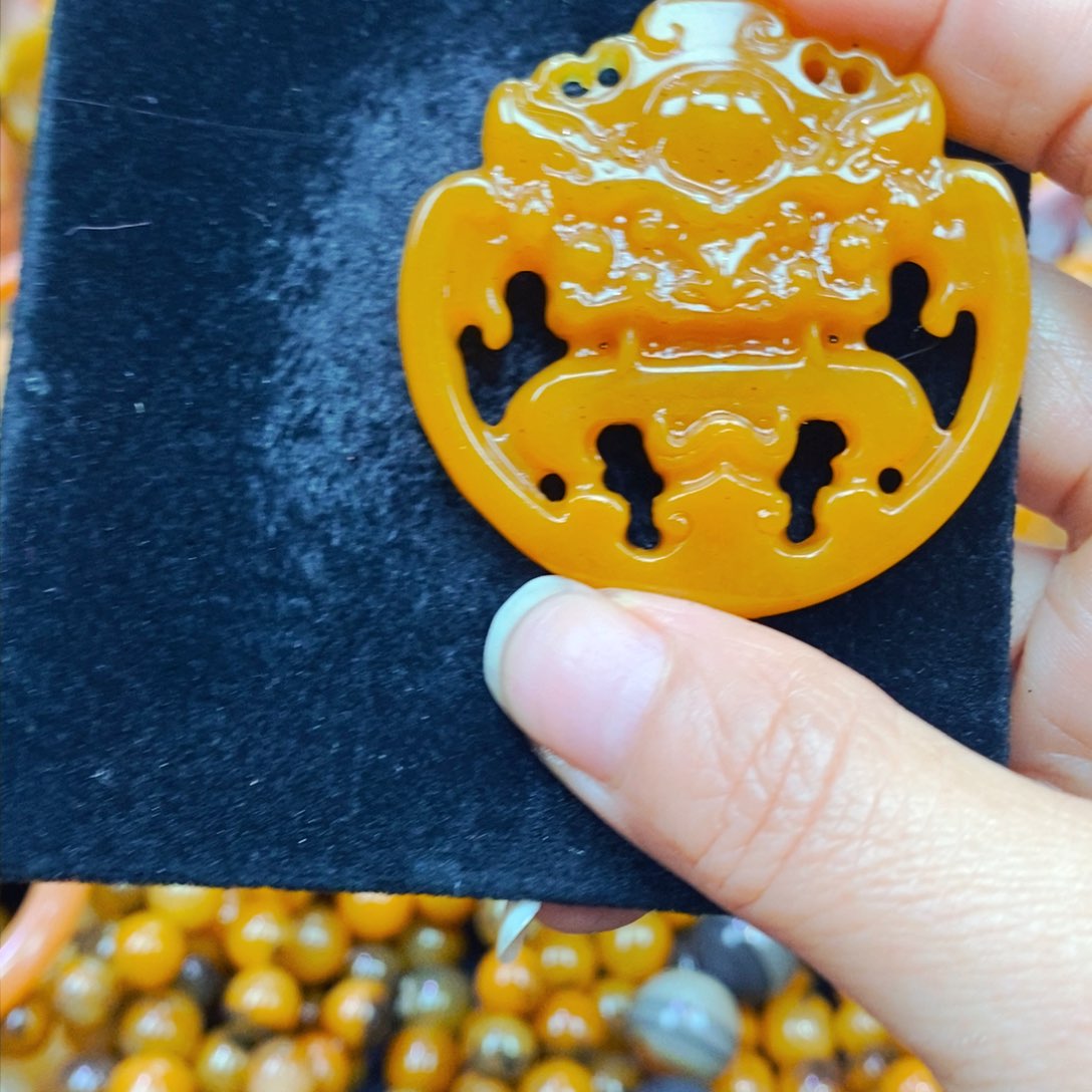 未镶嵌石英质玉（黄龙玉）颈饰