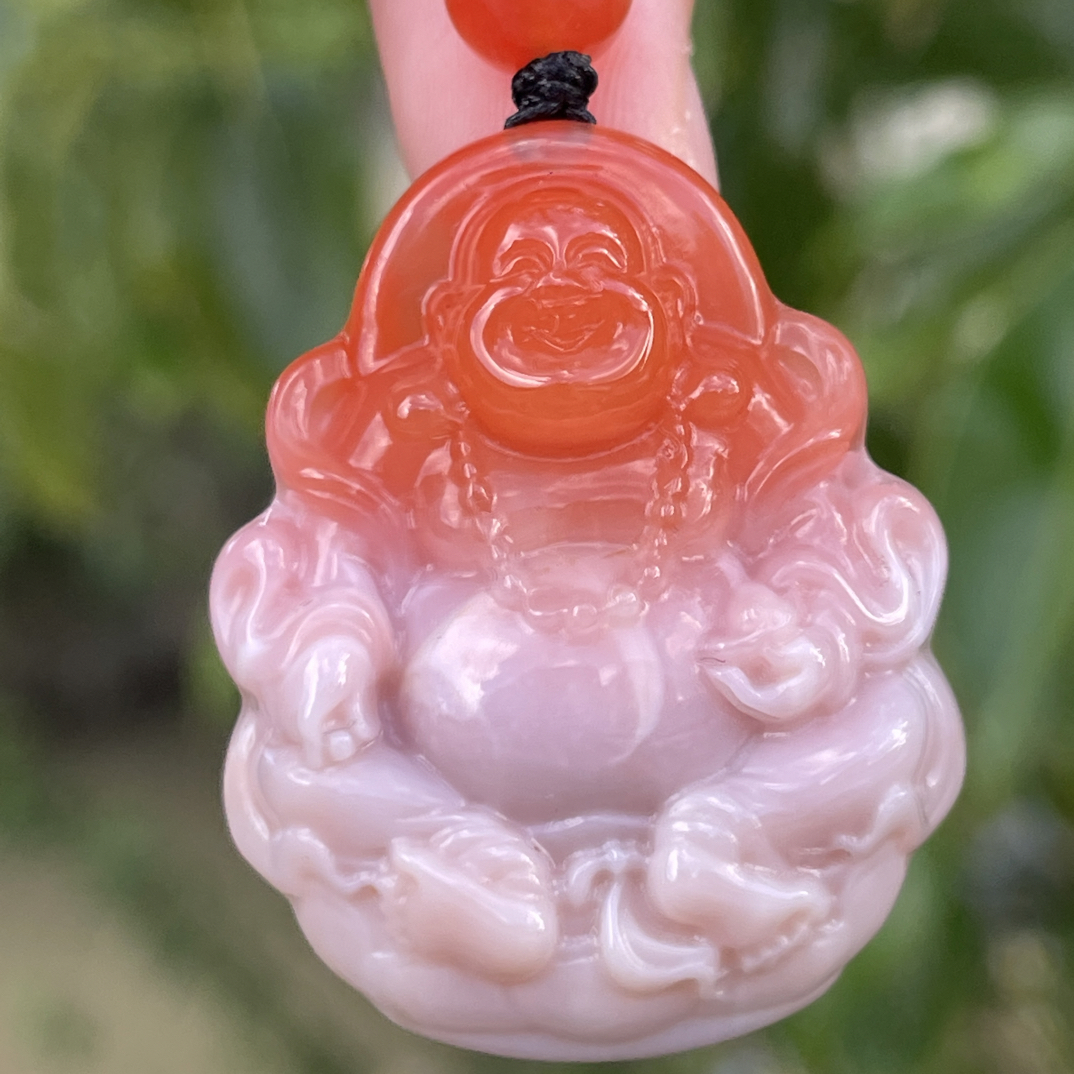 精品南红弥勒佛吊坠，特色俏色，尺寸29x36x11.8mm
