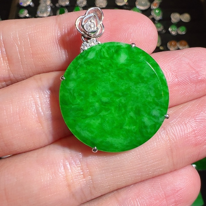 颈饰18K金镶嵌翡翠