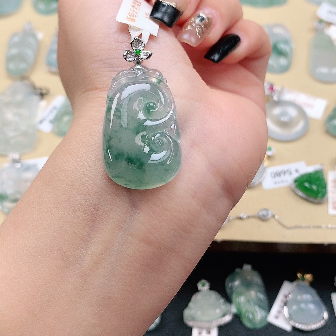 翡翠颈饰18K金镶嵌如意