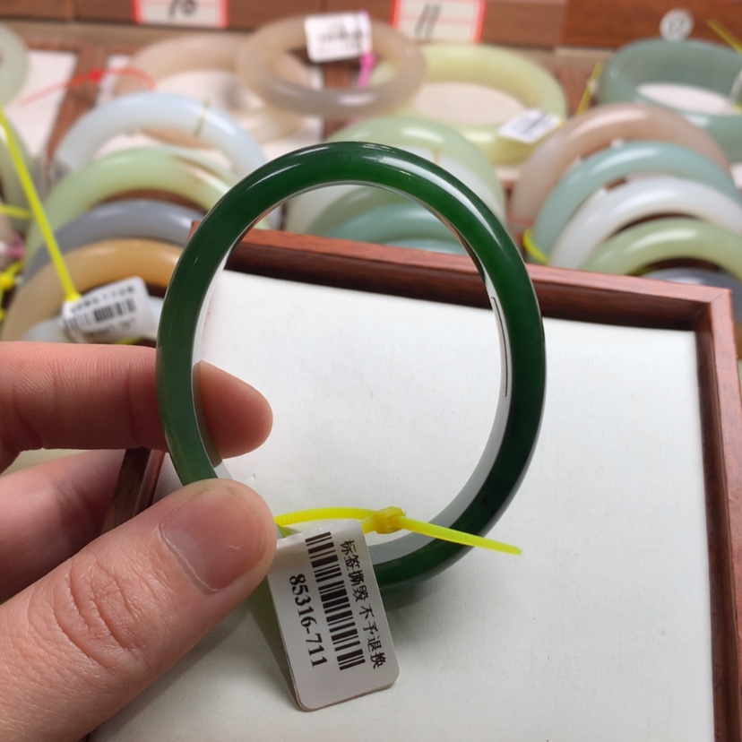 【闪购商品】和田玉手镯（贵妃镯）未镶嵌56