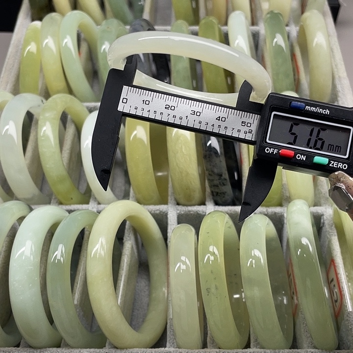 蛇纹石玉未镶嵌手镯126