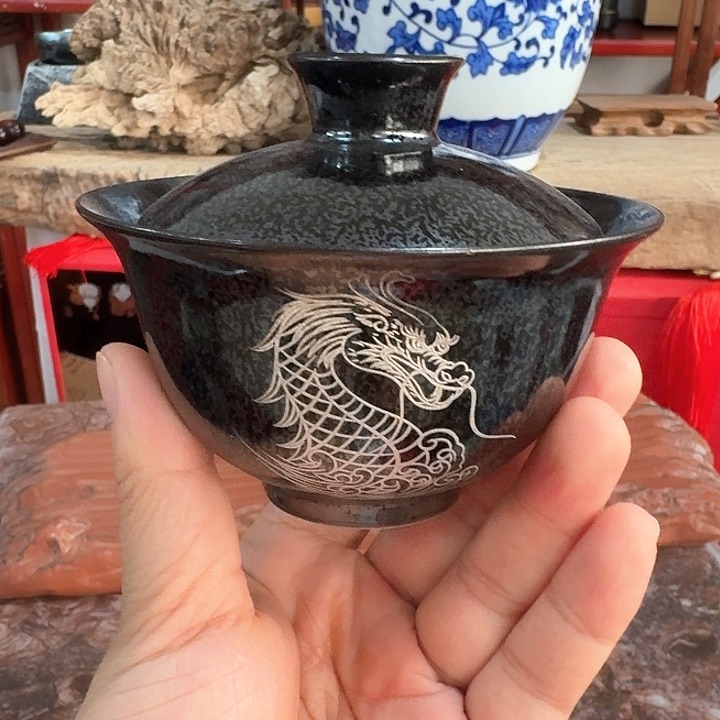 品茗杯一个，瓷。品茗