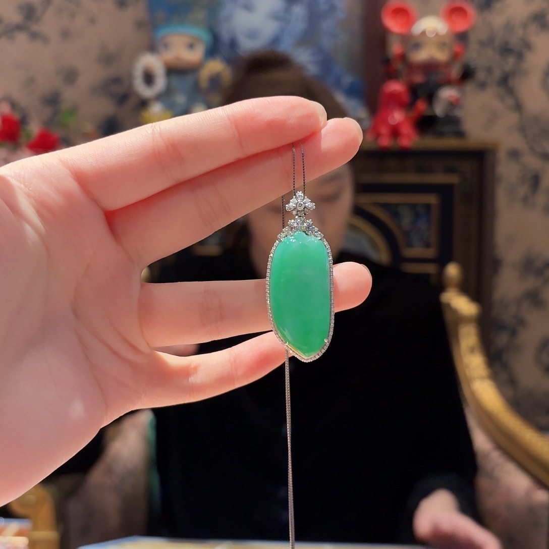 翡翠吊坠(赠链)18K金镶嵌