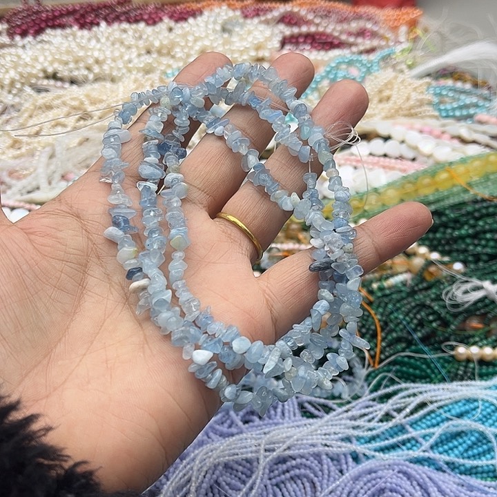 玛瑙/玉髓珠宝半成品未镶嵌一条海蓝宝碎石长75厘米左右