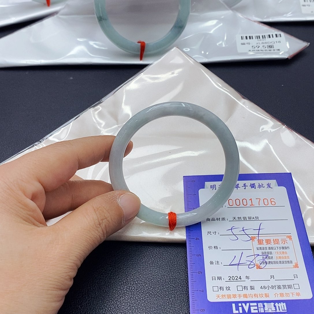 翡翠手镯未镶嵌翡翠手镯