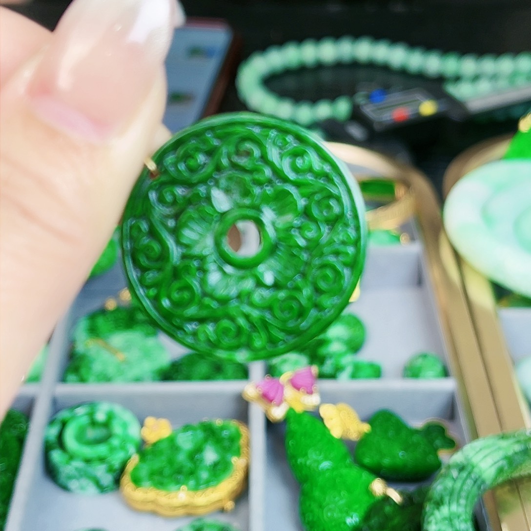 翡翠颈饰18K金镶嵌吊坠