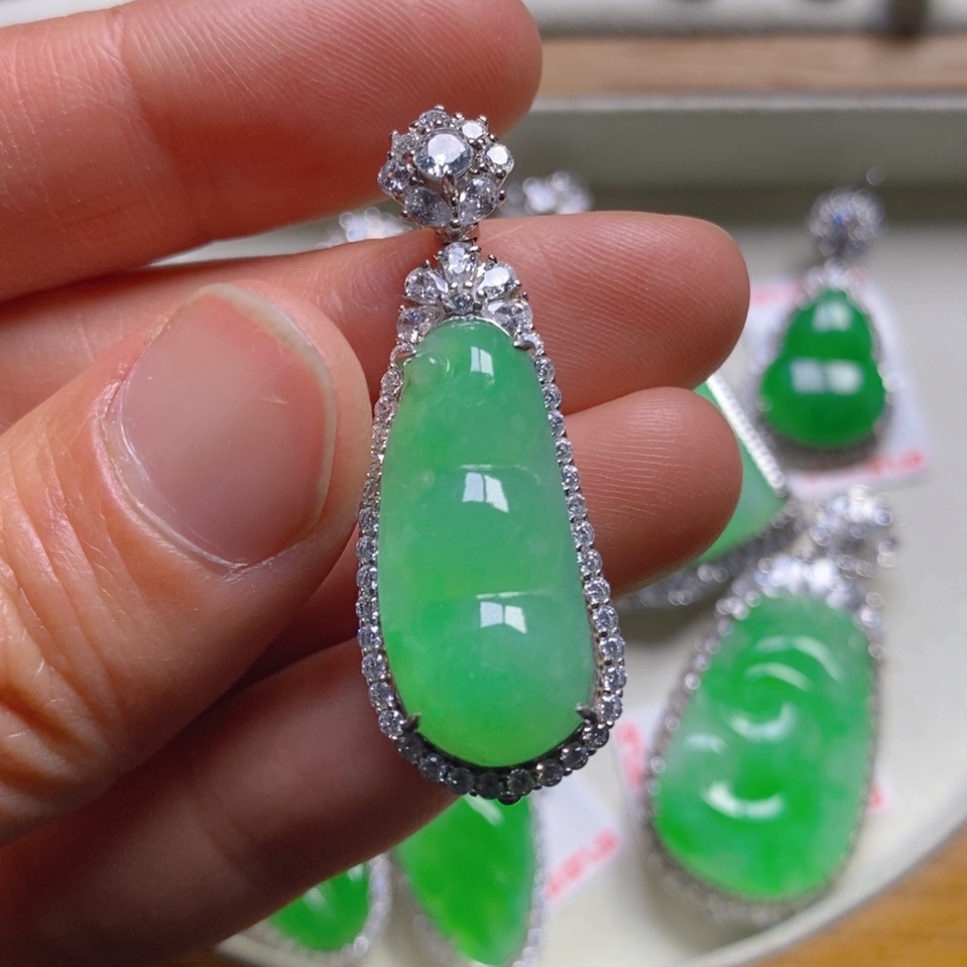 翡翠颈饰银S925镶嵌福豆吊坠