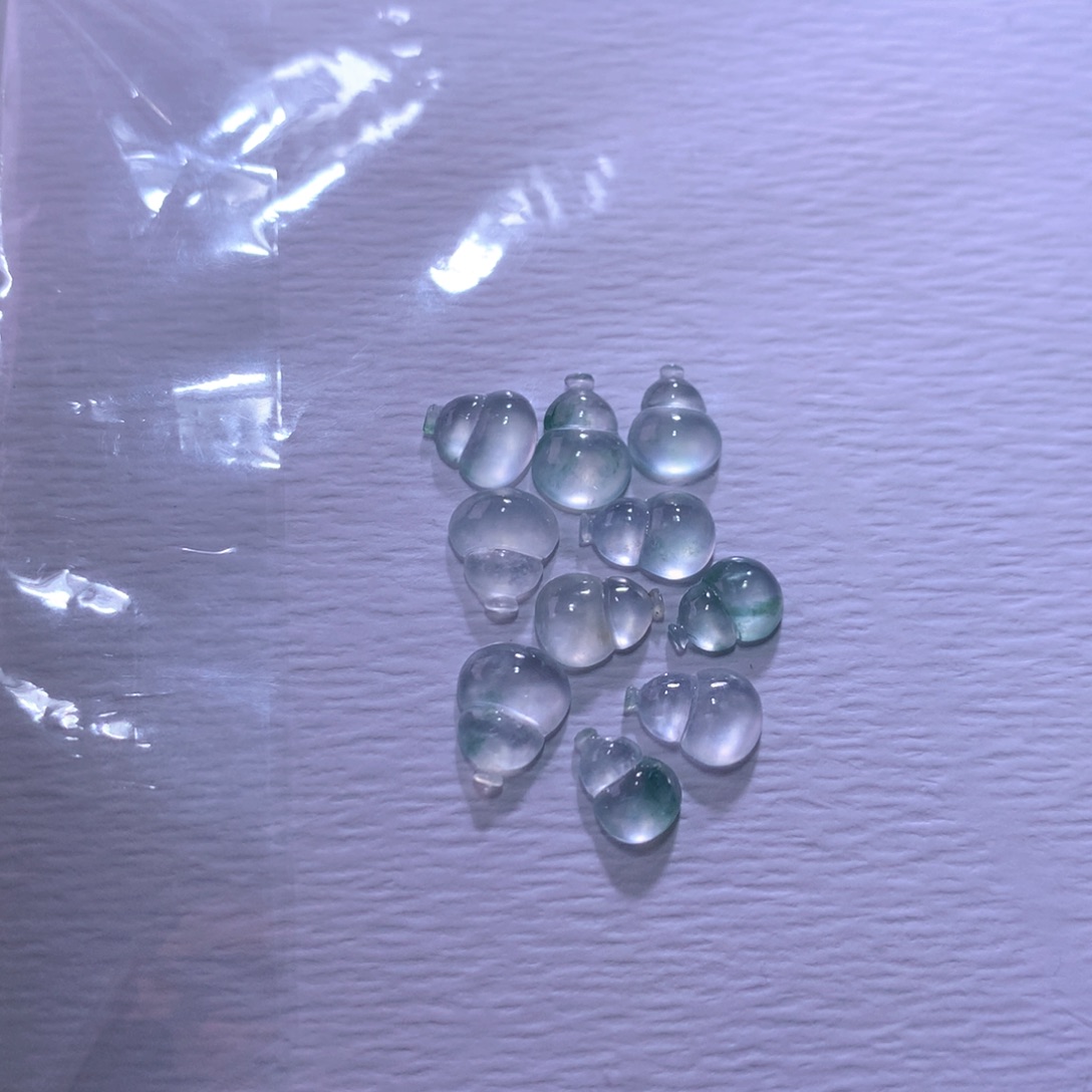 翡翠未镶嵌颈饰一手