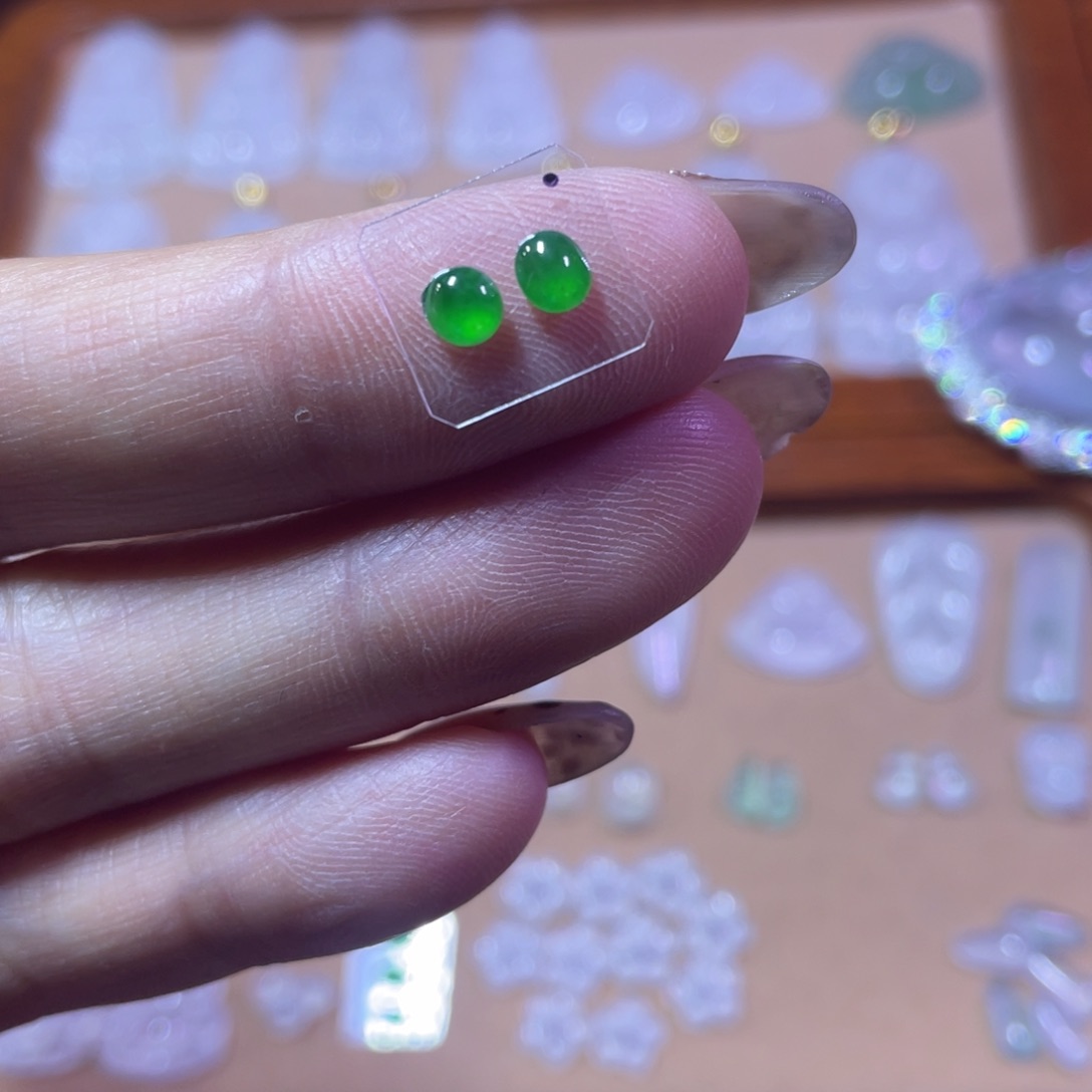 翡翠颈饰未镶嵌蛋面