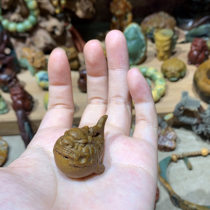 未镶嵌岫岩河磨玉（透闪石质玉）挂件