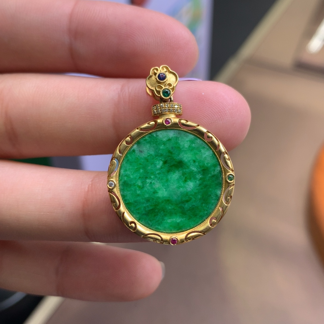 翡翠18K金镶嵌颈饰翡翠