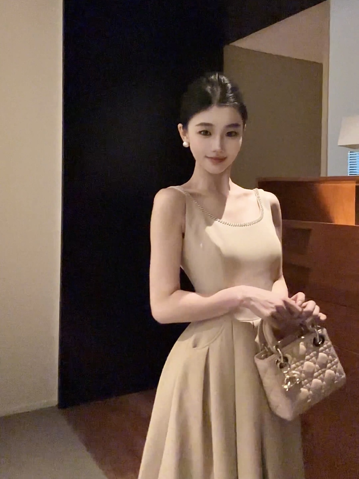 现货春日部【小家碧玉】轻奢贵气百褶镶钻无袖收腰连衣裙 +披肩0980