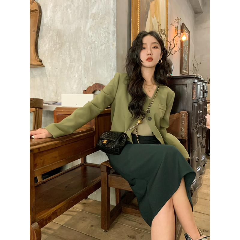 任小艺休闲短款西装外套女高级设计感小众秋新款别致上衣小个子