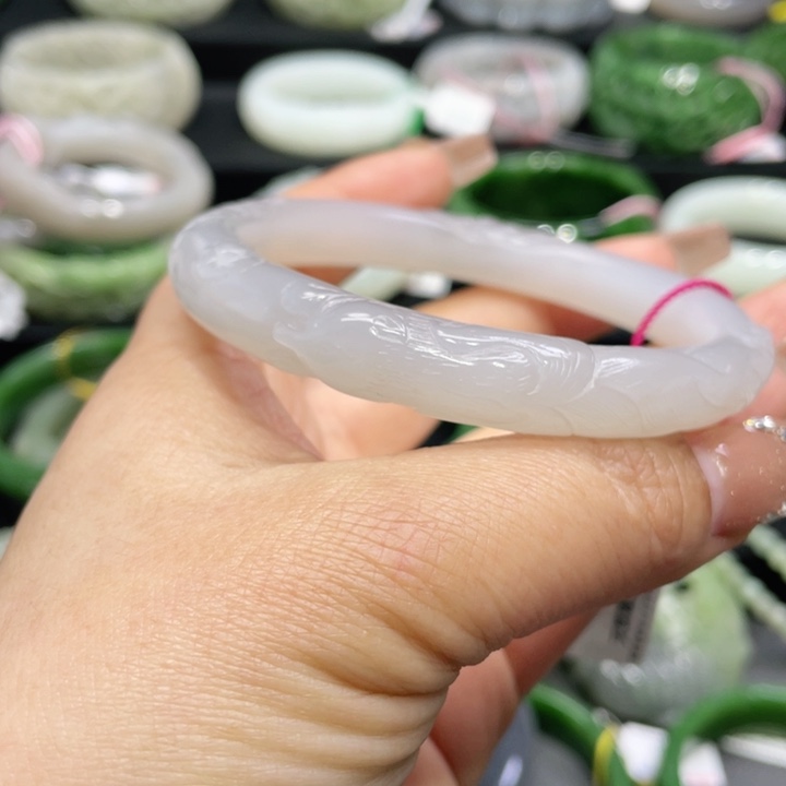 和田玉手镯圈口62+。编号77未镶嵌