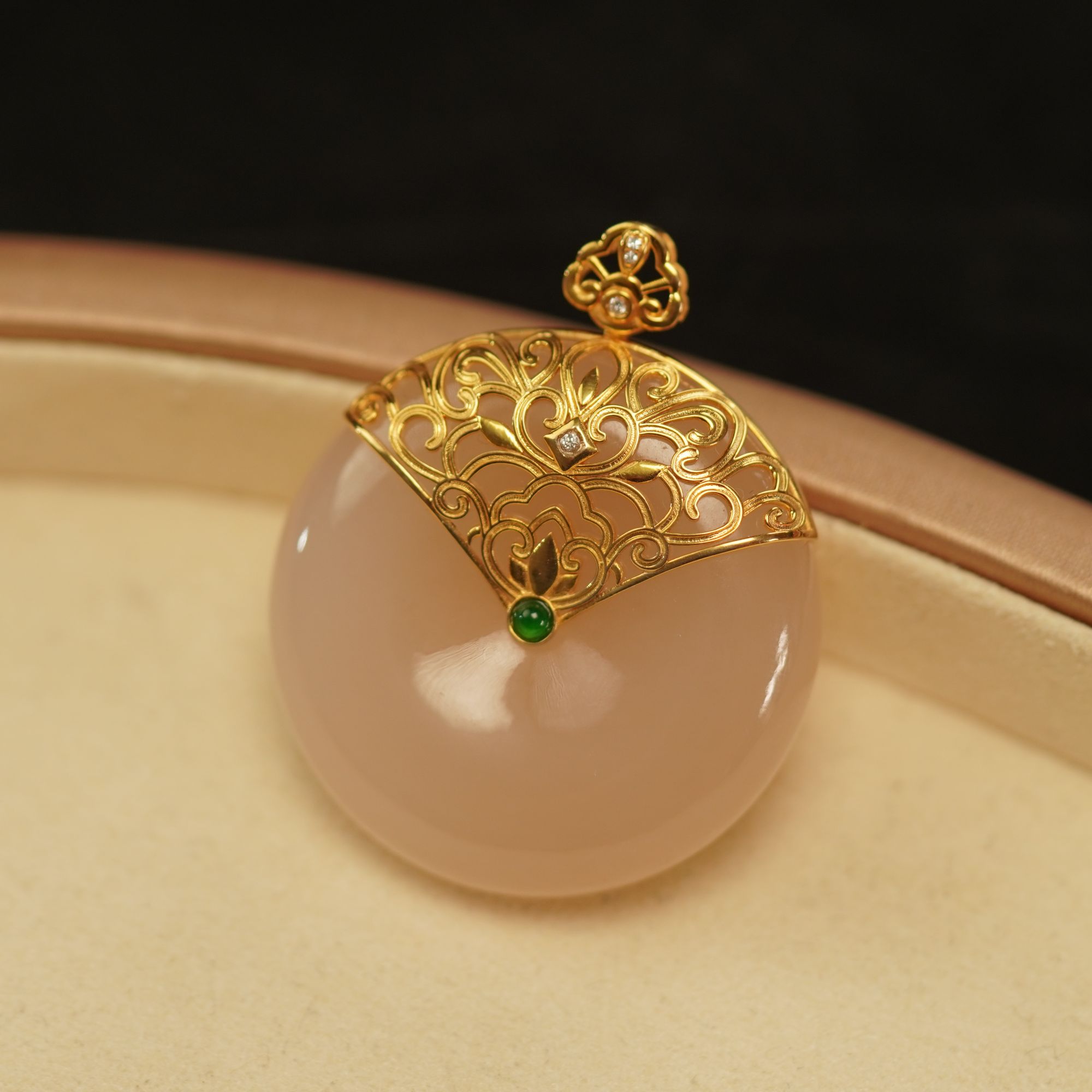 【之七珠宝】和田玉藕粉平安扣+18k金吊坠 约卡35*35*11mm