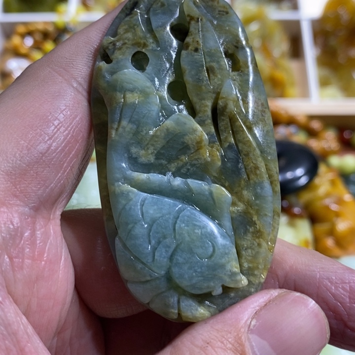 蛇纹石玉颈饰未镶嵌