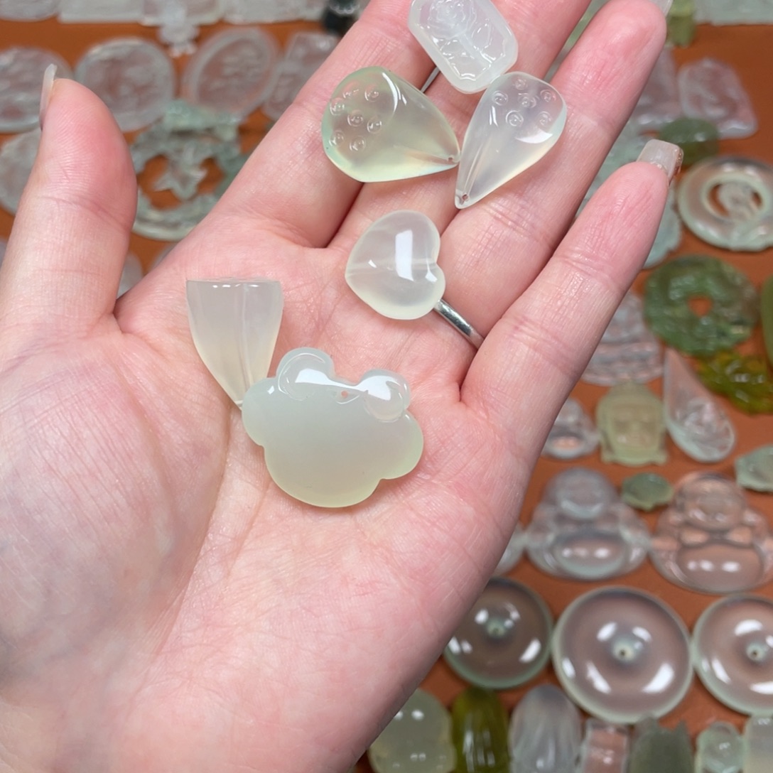 蛇纹石玉未镶嵌颈饰