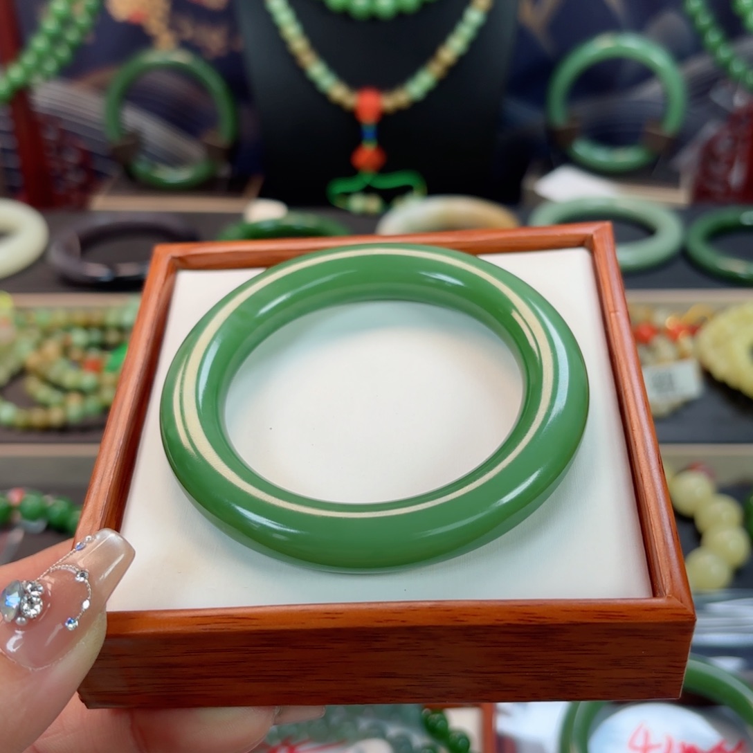 和田玉手镯55.2未镶嵌奔***牛