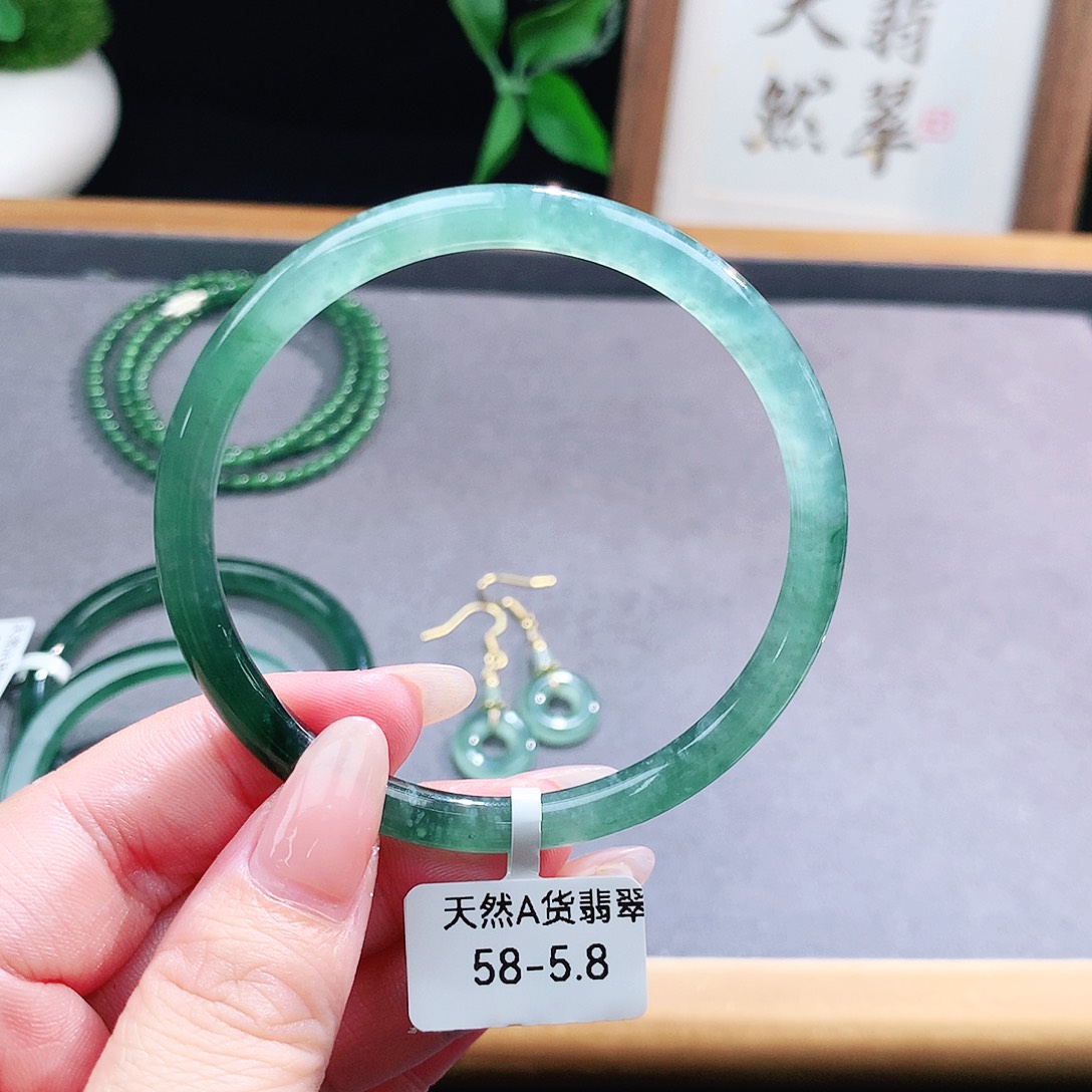 翡翠手镯（圆镯）未镶嵌