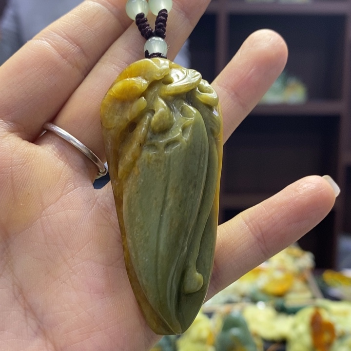 蛇纹石玉未镶嵌颈饰