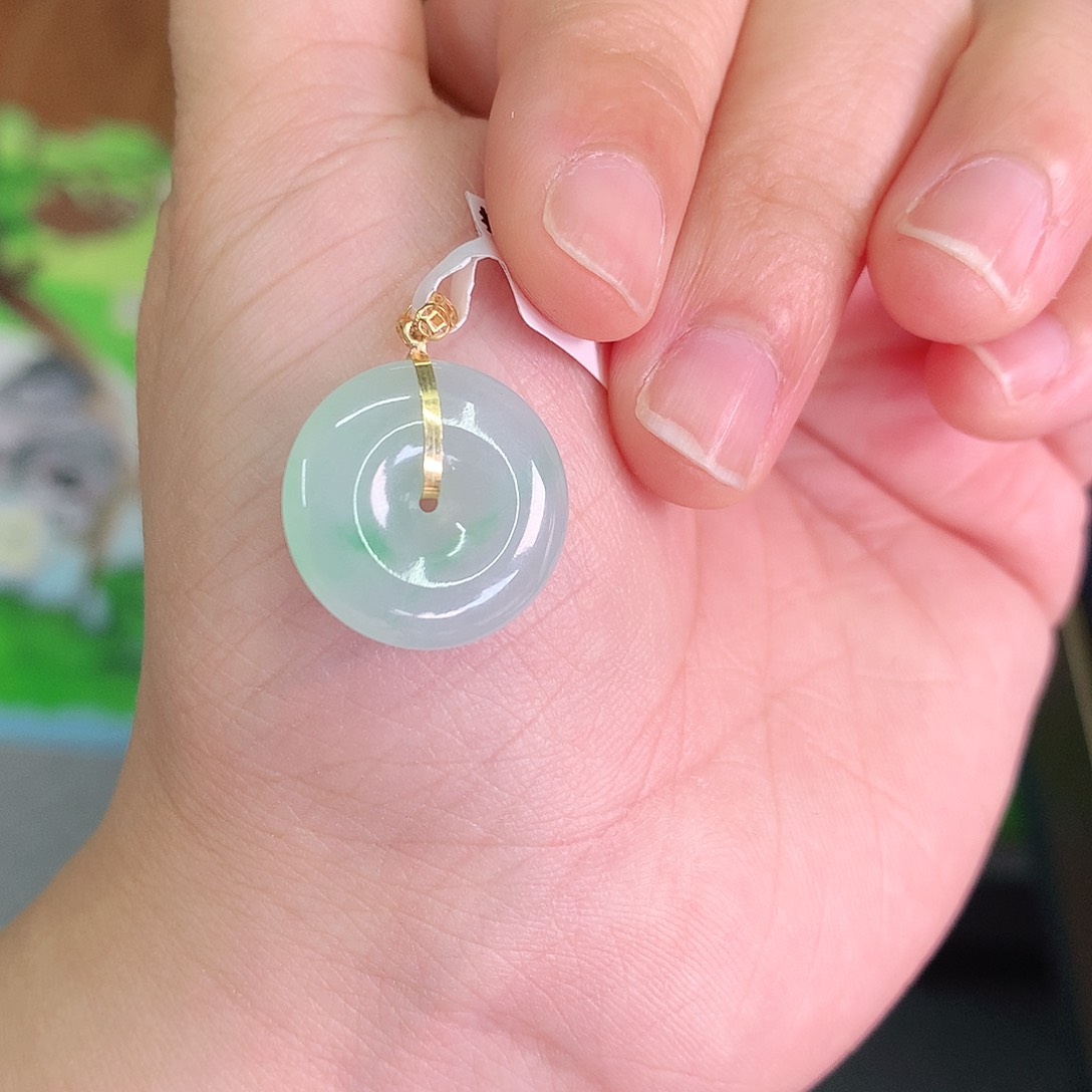 翡翠颈饰18K金镶嵌飘绿扣