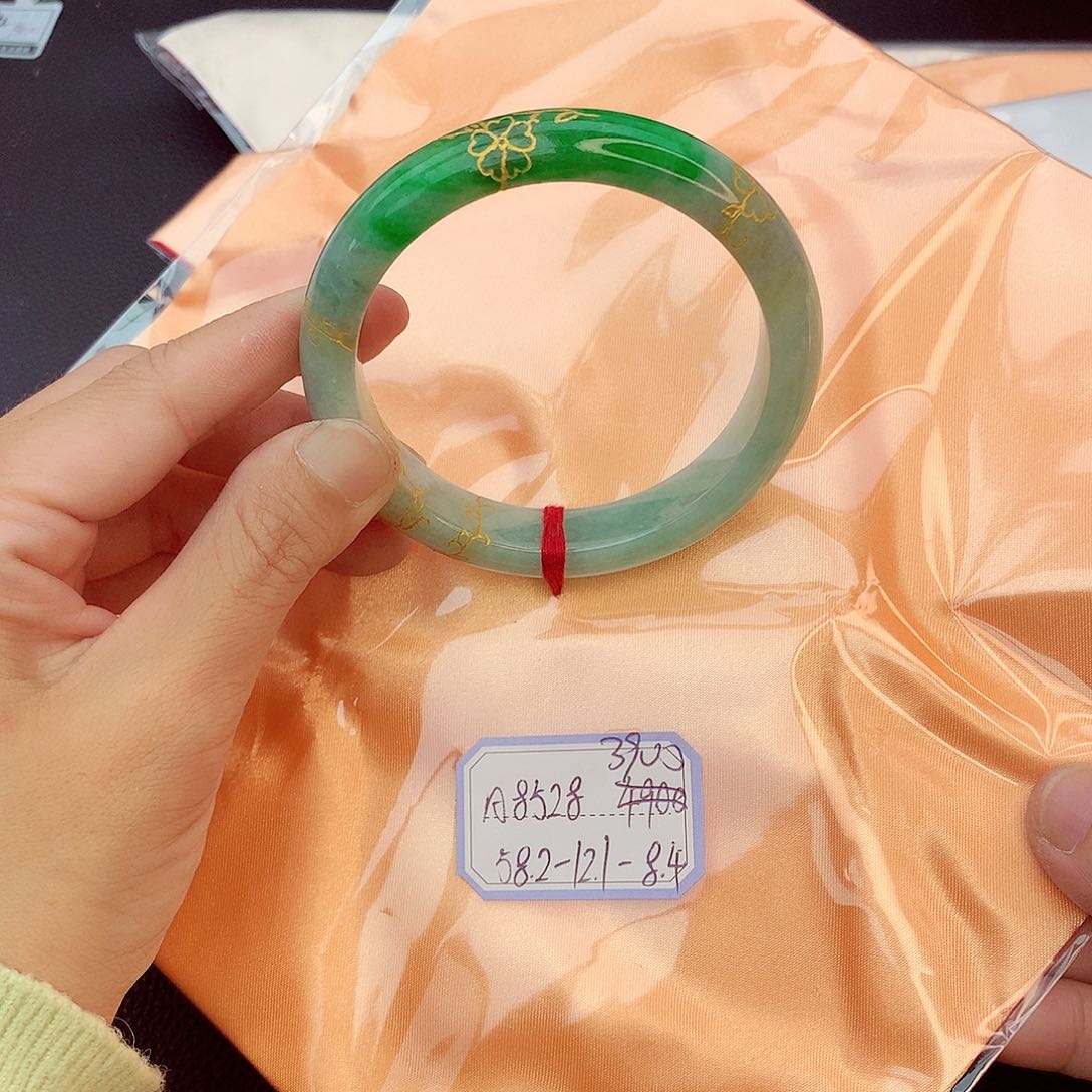 翡翠手镯未镶嵌翡翠