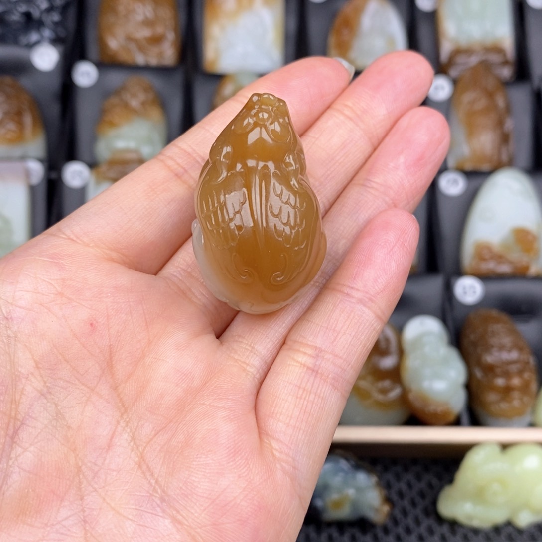 和田玉颈饰未镶嵌火****牛