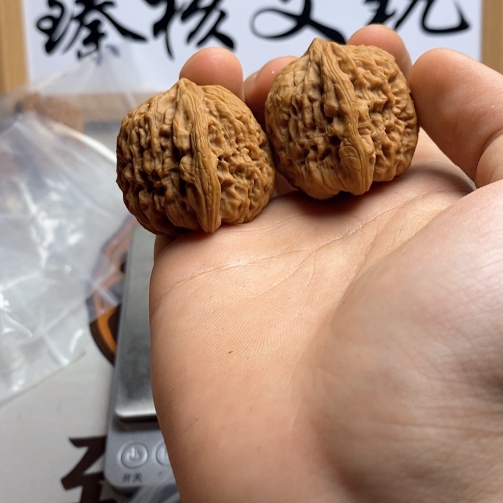 吊坠文玩核桃比****强文玩核桃