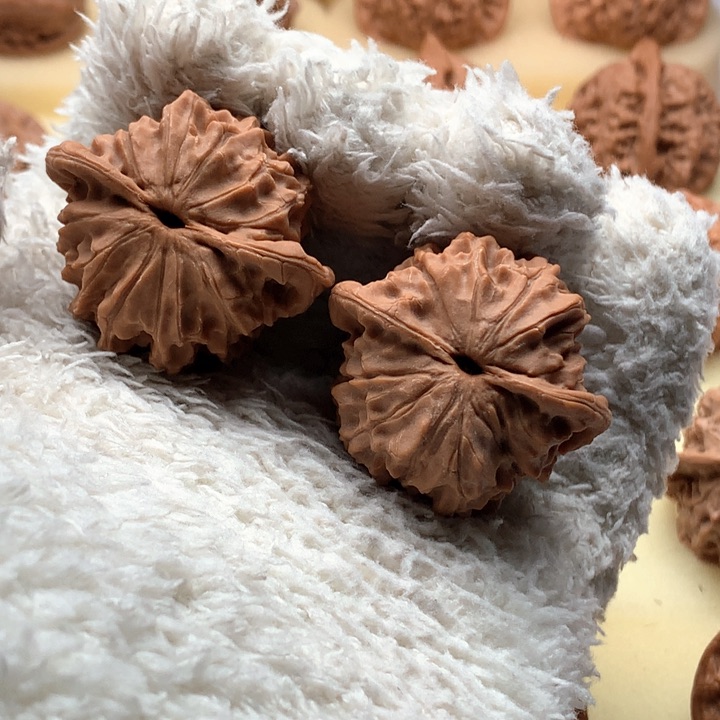 文玩核桃吊坠玉石帽