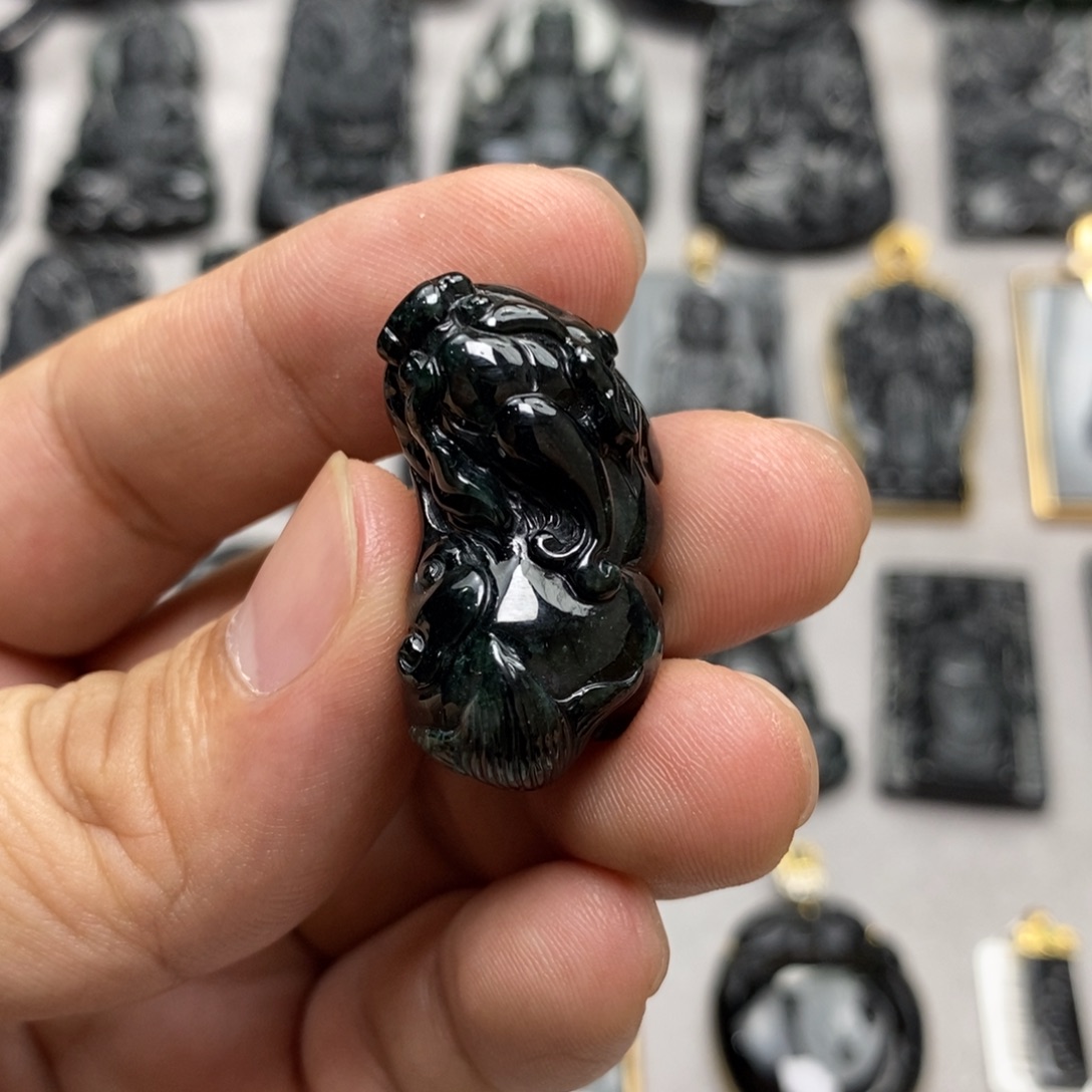 翡翠未镶嵌颈饰貔貅