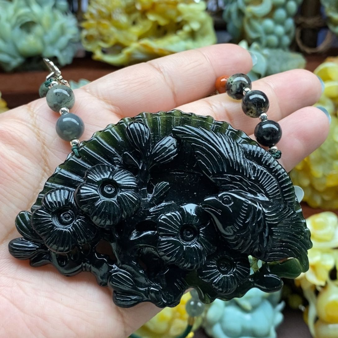 蛇纹石玉颈饰未镶嵌喜上眉梢