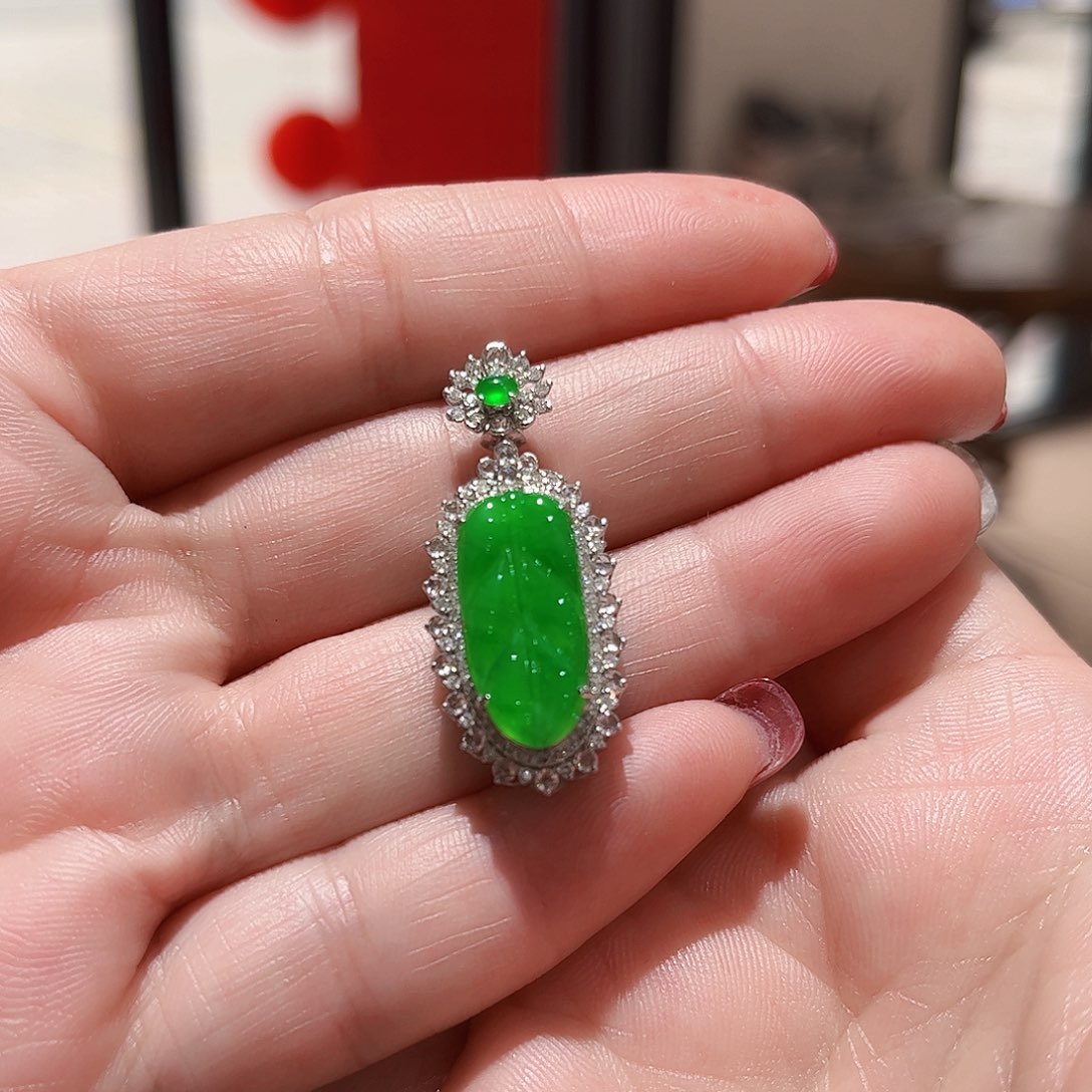 翡翠颈饰18K金镶嵌翡翠吊坠