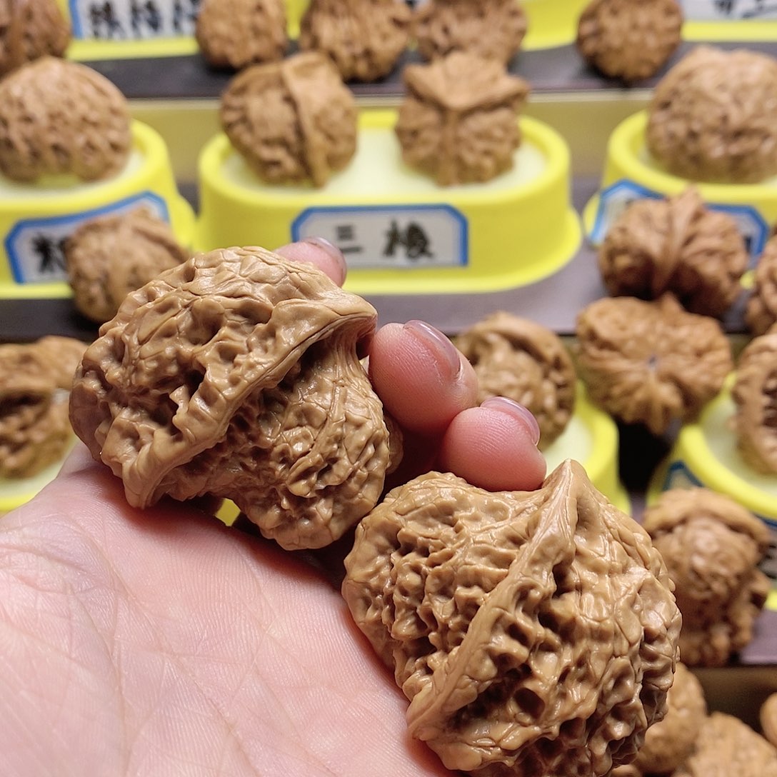 文玩核桃吊坠抱子蛇