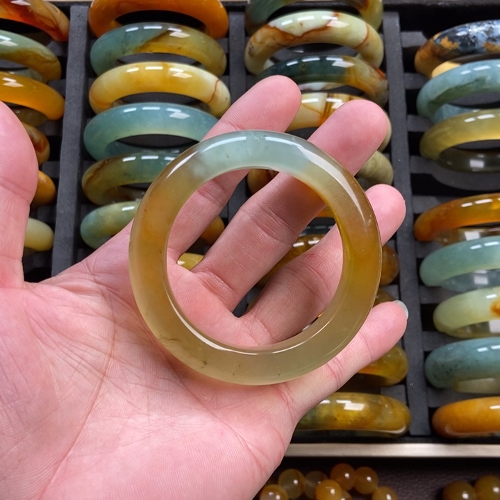 蛇纹石玉手镯未镶嵌七**光