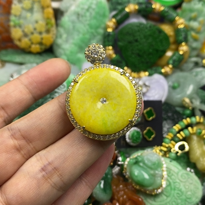 翡翠未镶嵌吊坠(赠链)