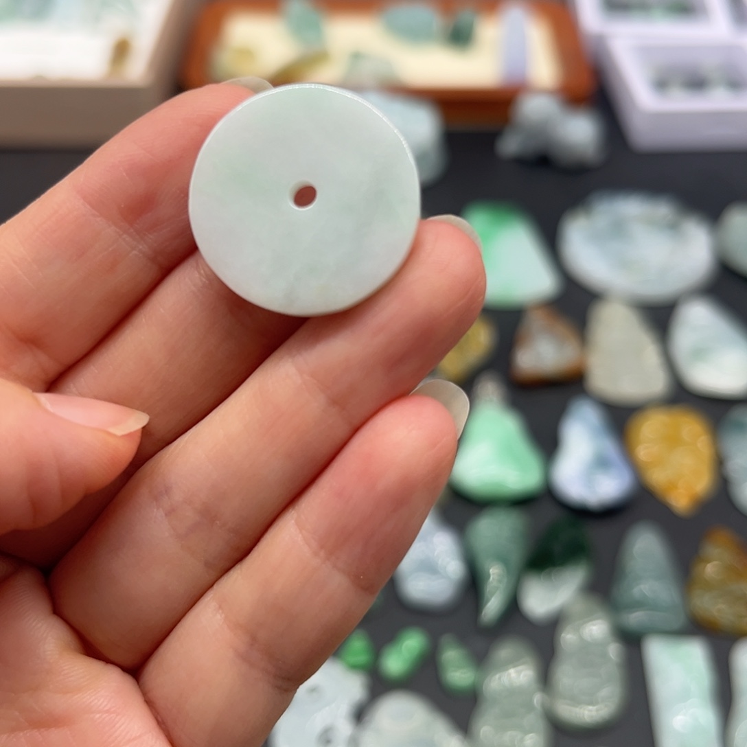 翡翠未镶嵌颈饰无事牌