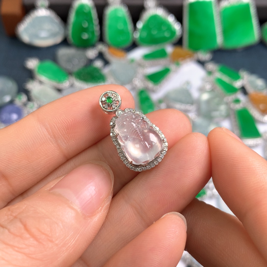 翡翠18K金镶嵌颈饰貔貅