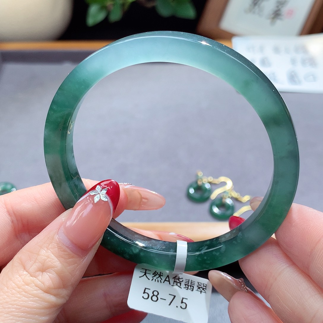 翡翠手镯（圆镯）未镶嵌