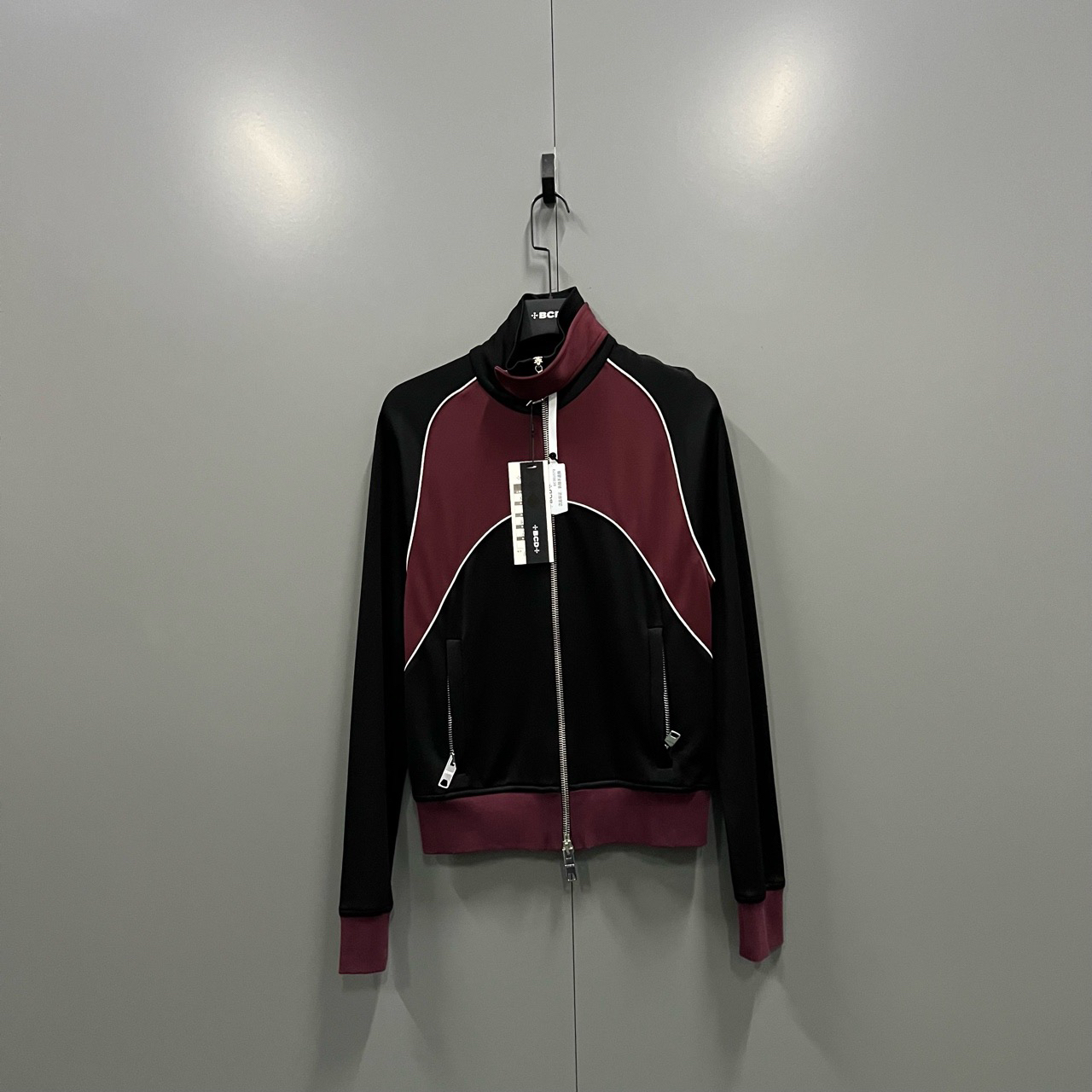 99新 VERSACE/范思哲 （bb1）黑红拼接校服外套 XS码 吊牌 bc002579