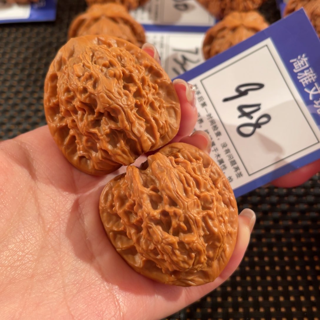 文玩核桃把件948号41尺红狮子