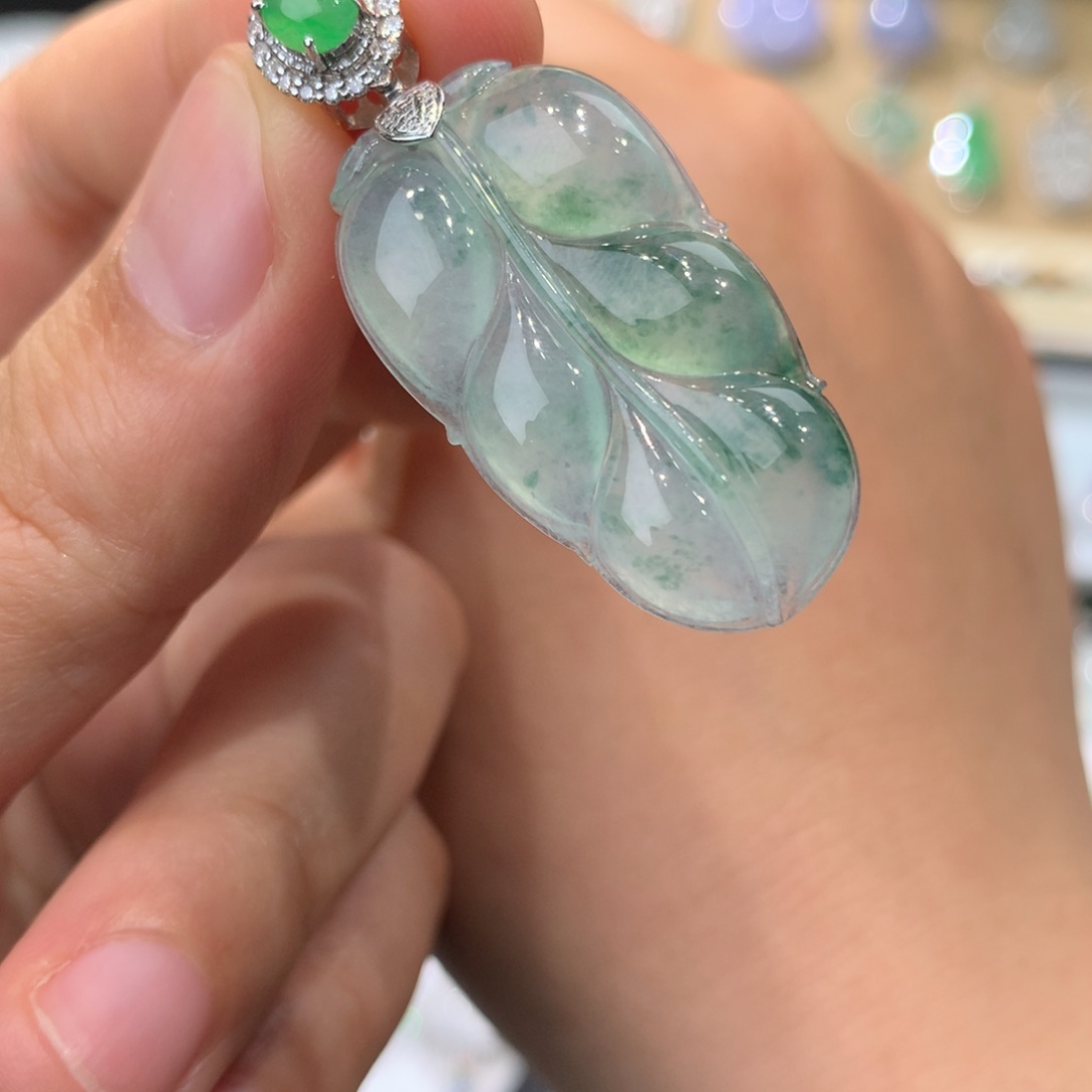 翡翠吊坠(不含链)18K金镶嵌俩**妈叶子