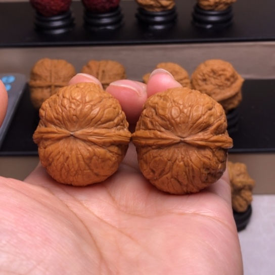 文玩核桃把件金蟒蛇皮球39