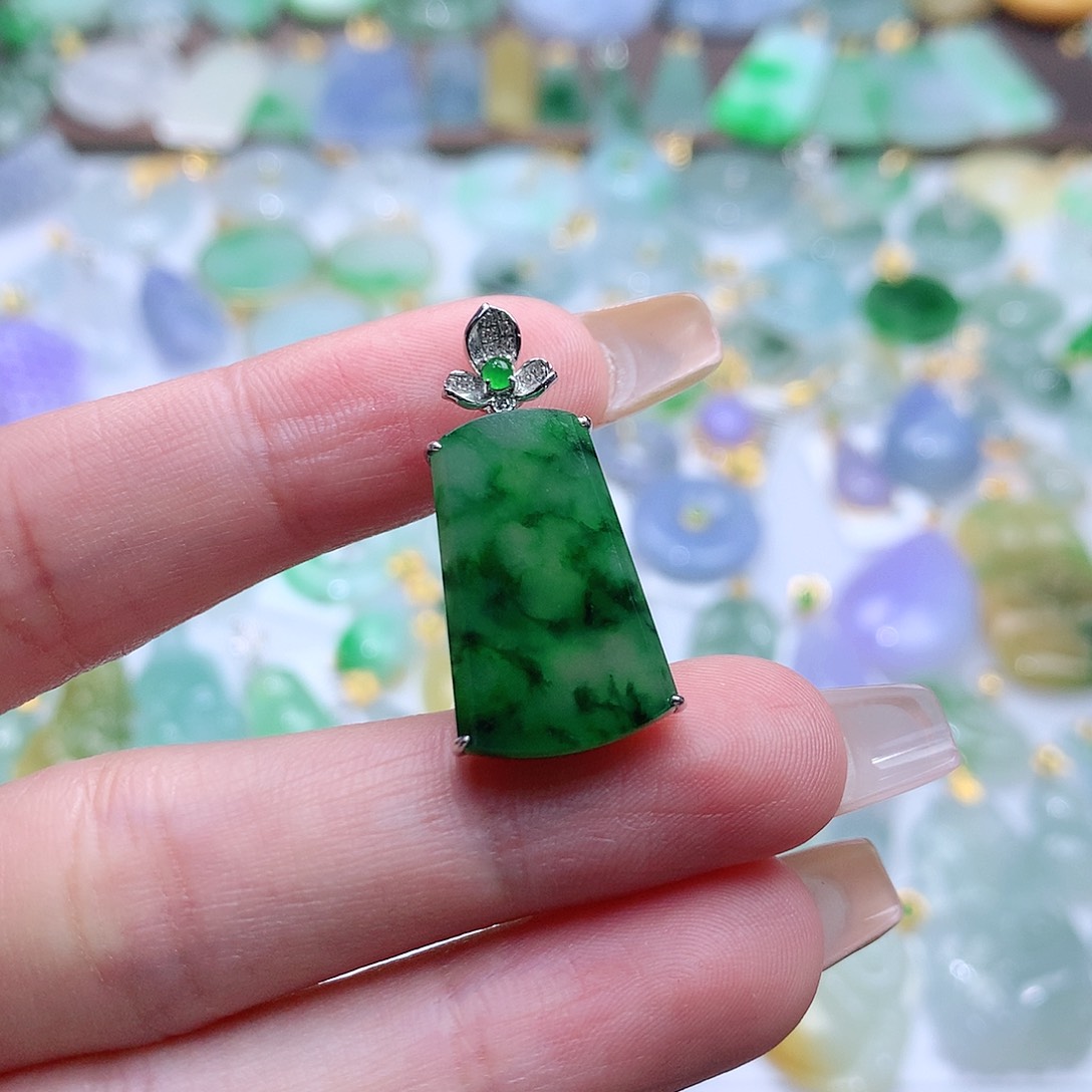 翡翠颈饰未镶嵌翡翠