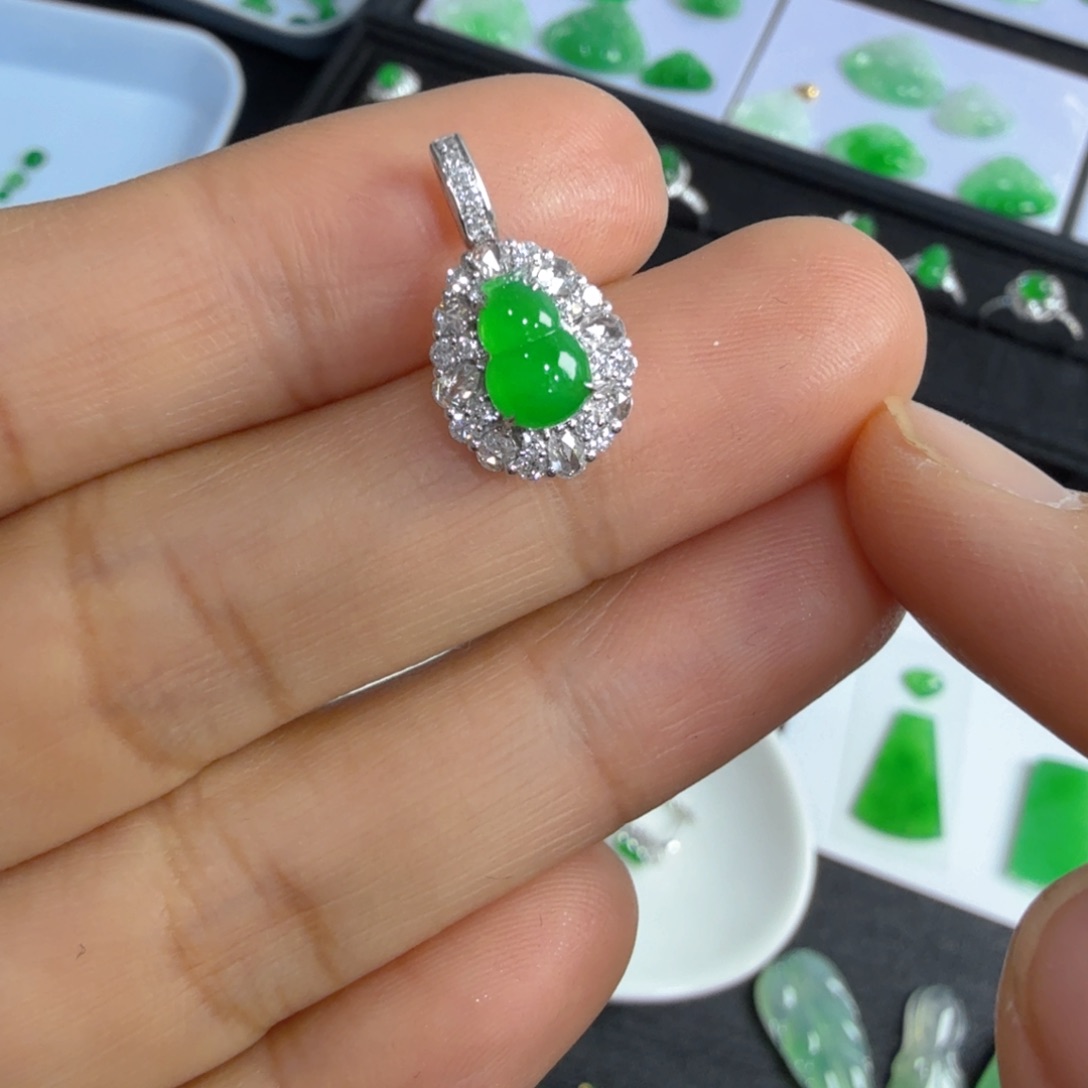 翡翠颈饰18K金镶嵌小****淇葫芦