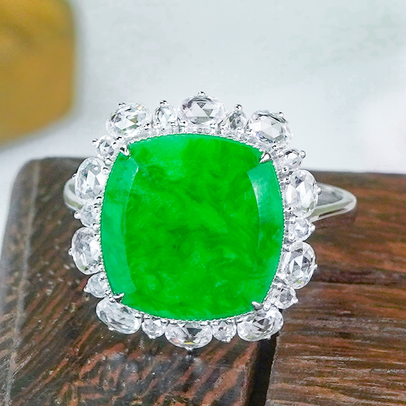 18K金镶嵌天然翡翠戒指A货大气豪镶满绿龙石种翡翠方牌戒指